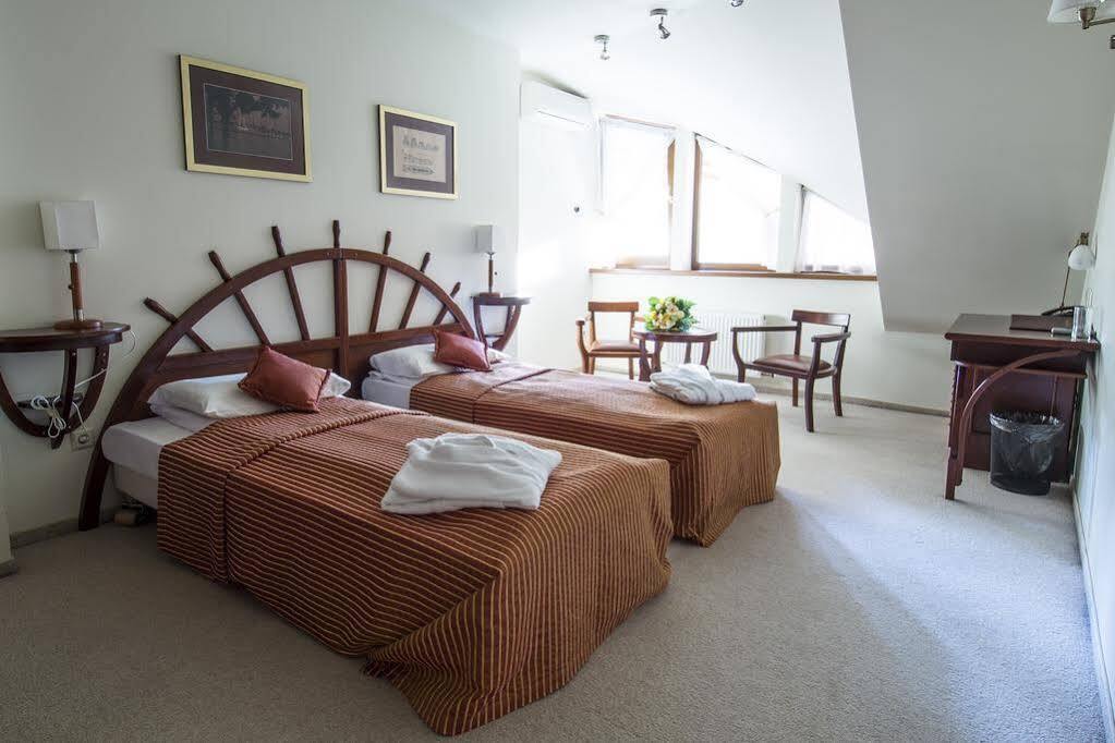 Port Hotel Ādaži Eksteriør billede